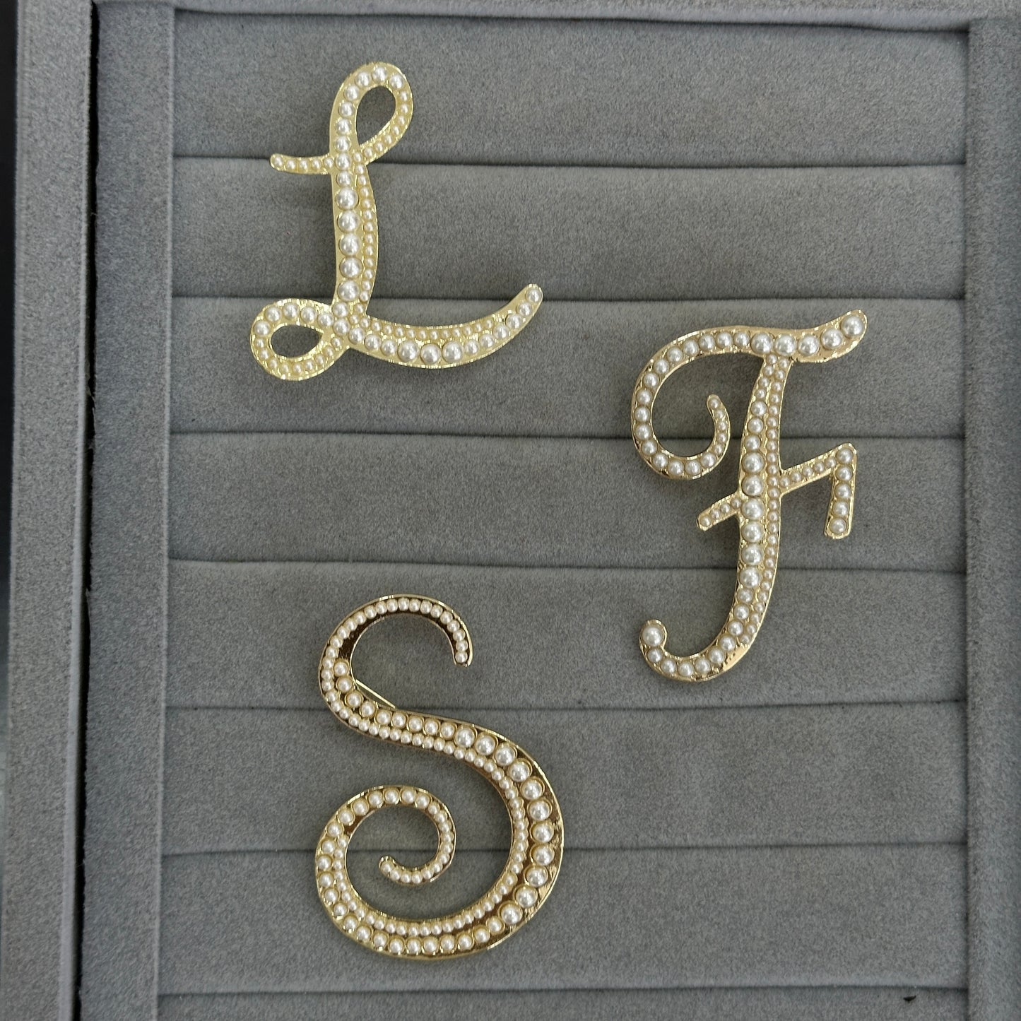 BROCHE LETRA PERLAS